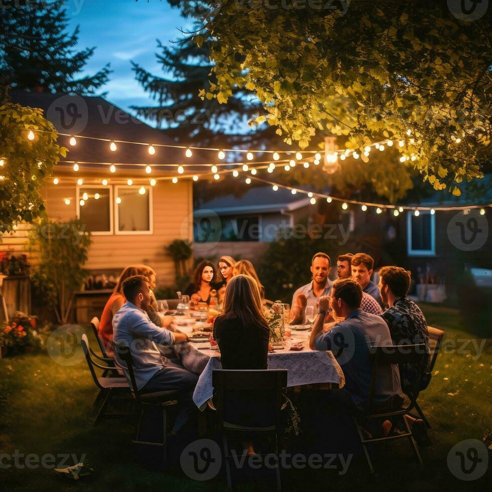 obligaties van vriendschap, jeugd genieten van tijd samen in de binnenplaats. gekoesterd momenten, jeugdig bijeenkomst in een privaat binnenplaats foto