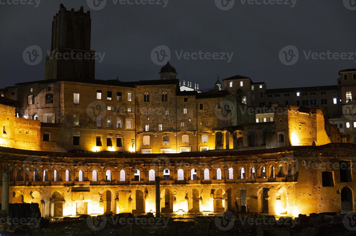 ruïnes van het forum romanum in rome, italië, 's nachts foto