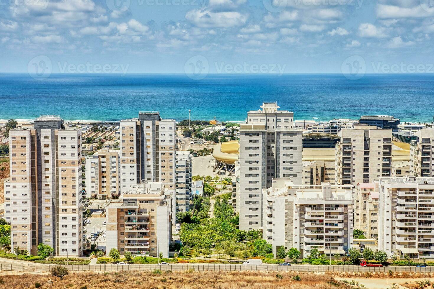 visie van de neet peres wijk van haifa, de stadion en de zee kust foto