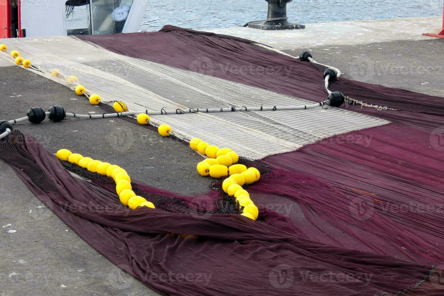 visvangst netten uitgerekt uit in de haven foto