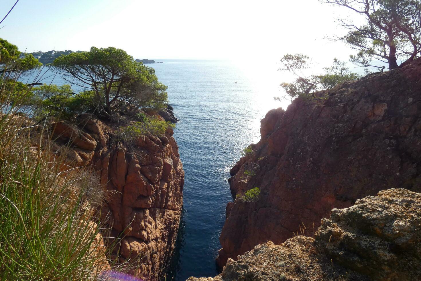 costa moedig en kust- pad langs de robuust kustlijn van noordelijk Catalonië, Spanje foto