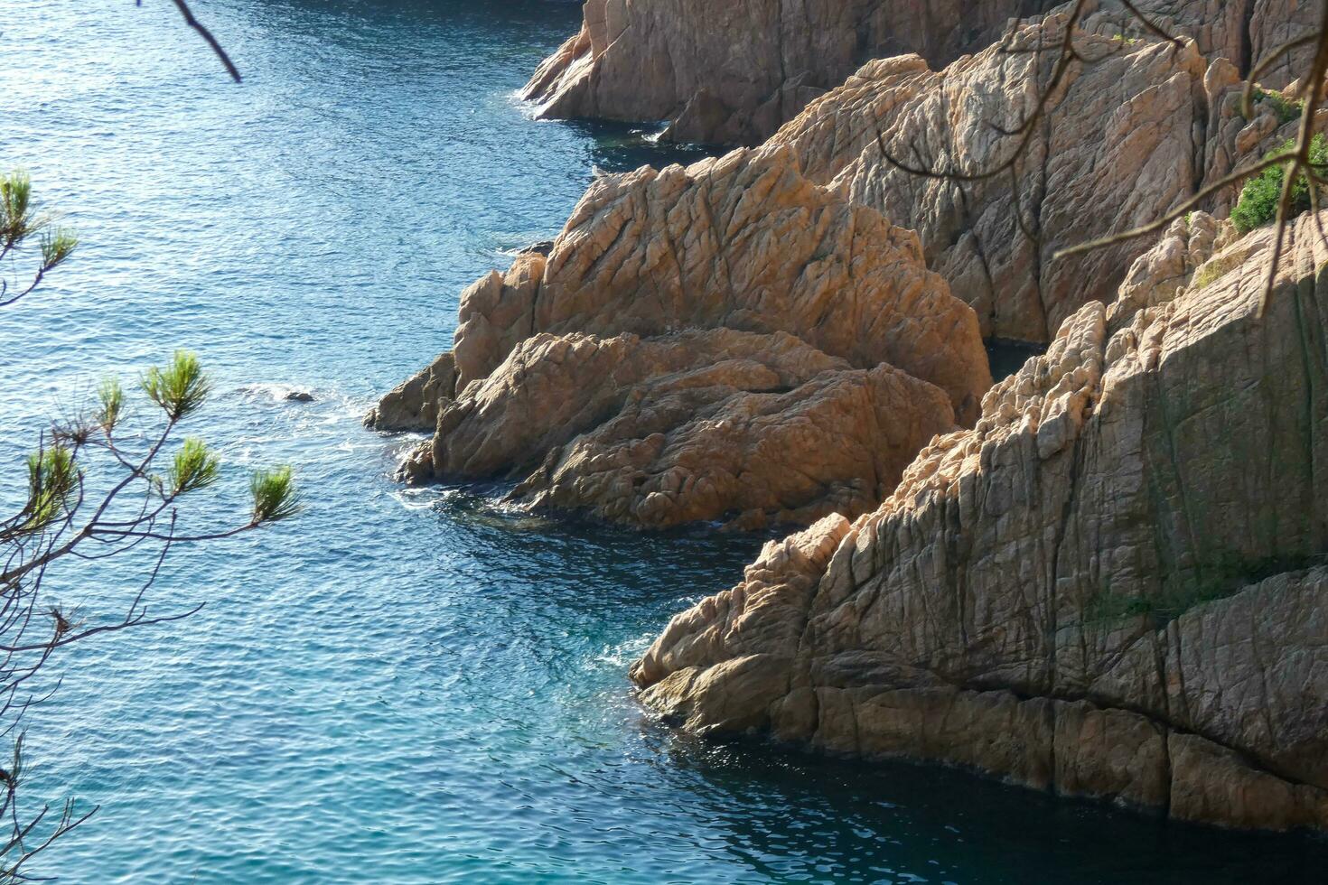 rotsen en zee in de Catalaans costa bravoure, middellandse Zee zee, blauw zee foto