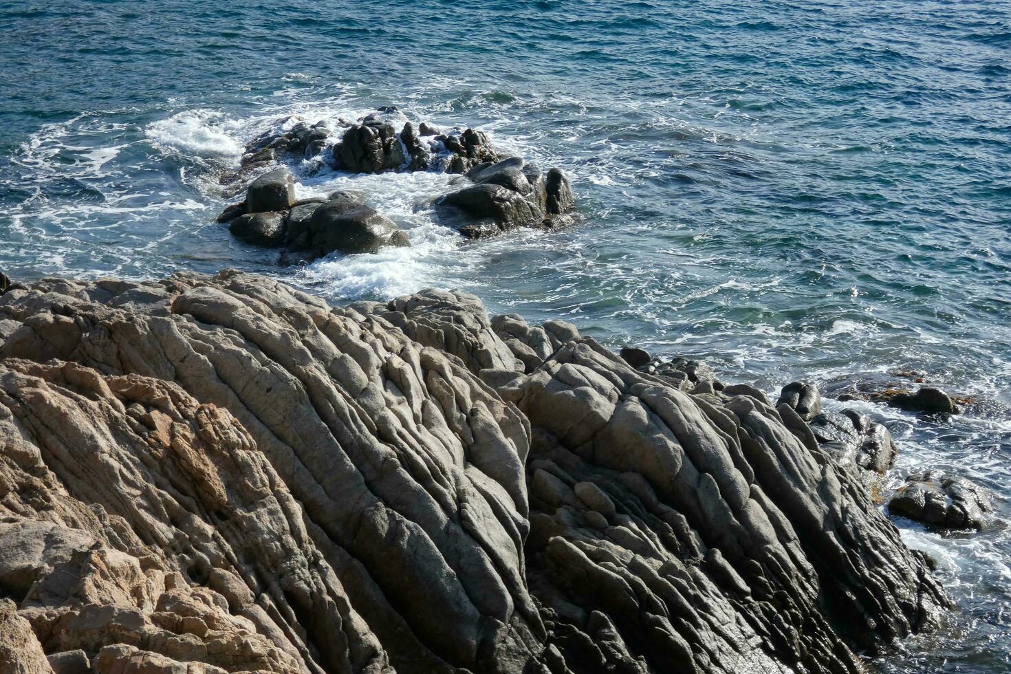 rotsen en zee Aan de middellandse Zee kust, costa moedig Catalana foto