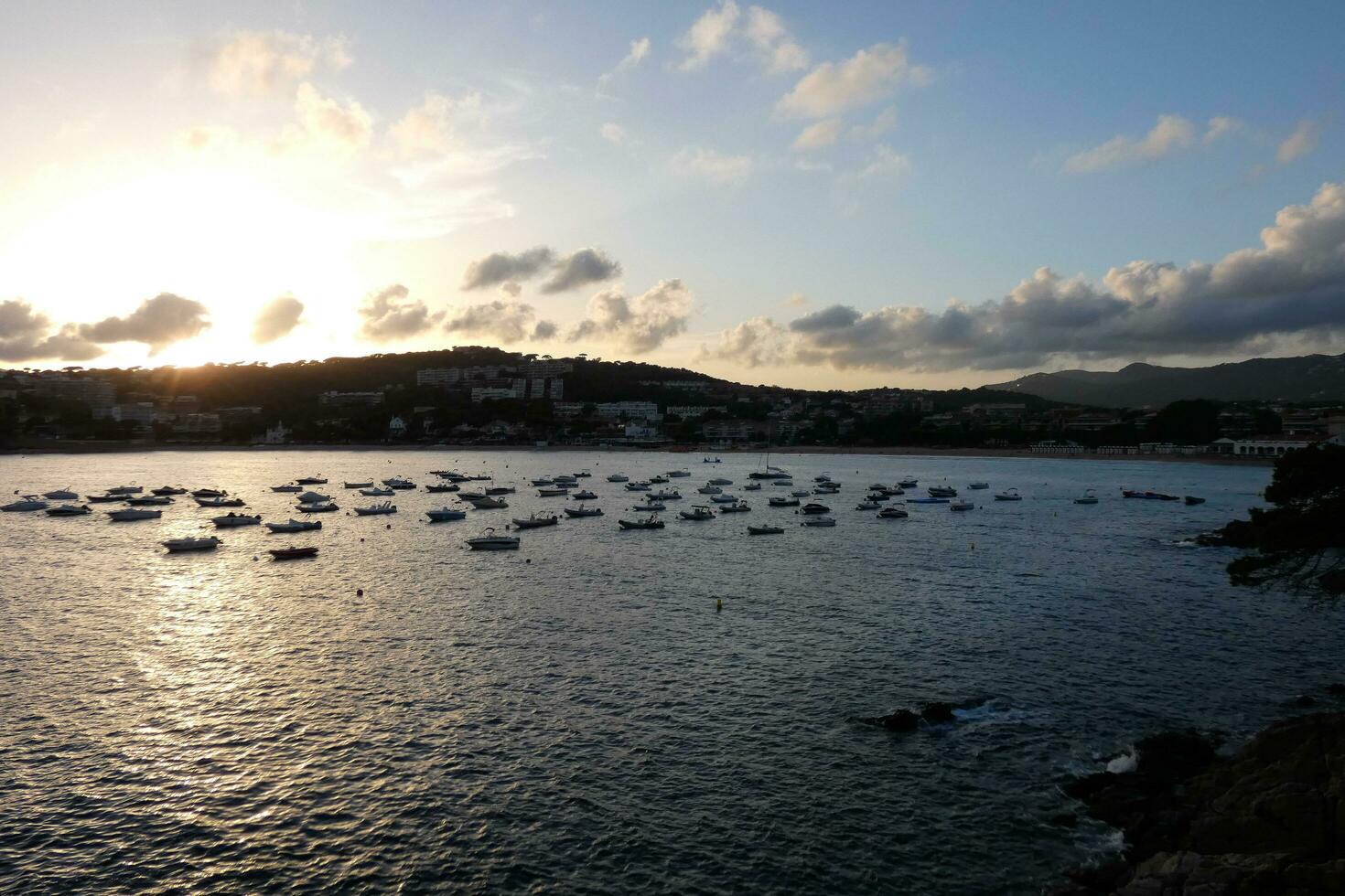 costa moedig en kust- pad langs de robuust kustlijn van noordelijk Catalonië, Spanje foto