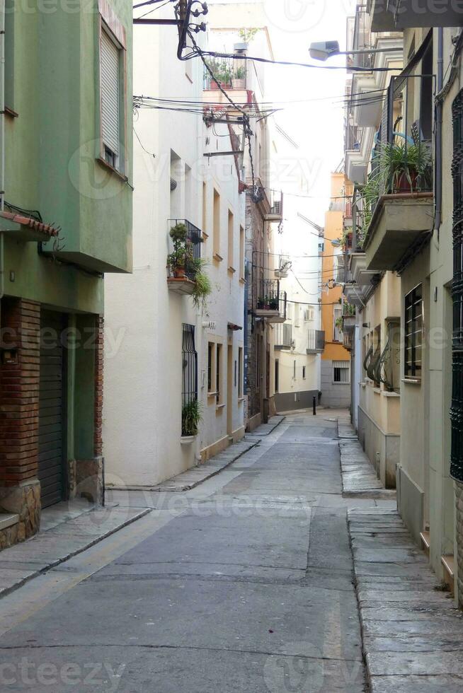 versmallen straten in de oud kwartaal van de middellandse Zee stad- van blanes in de provincie van Barcelona, Catalonië, Spanje. foto