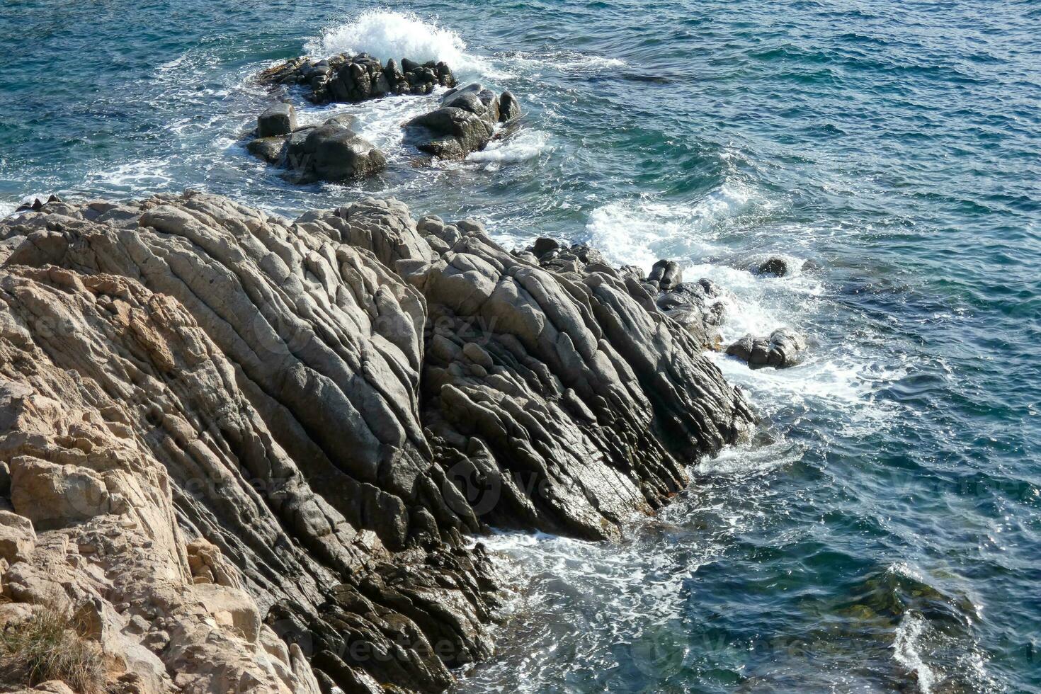 rotsen en zee Aan de middellandse Zee kust, costa moedig Catalana foto