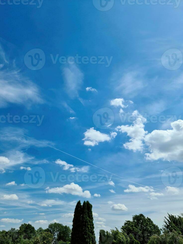 prachtige pluizige witte wolkenformaties in een diepblauwe zomerlucht foto