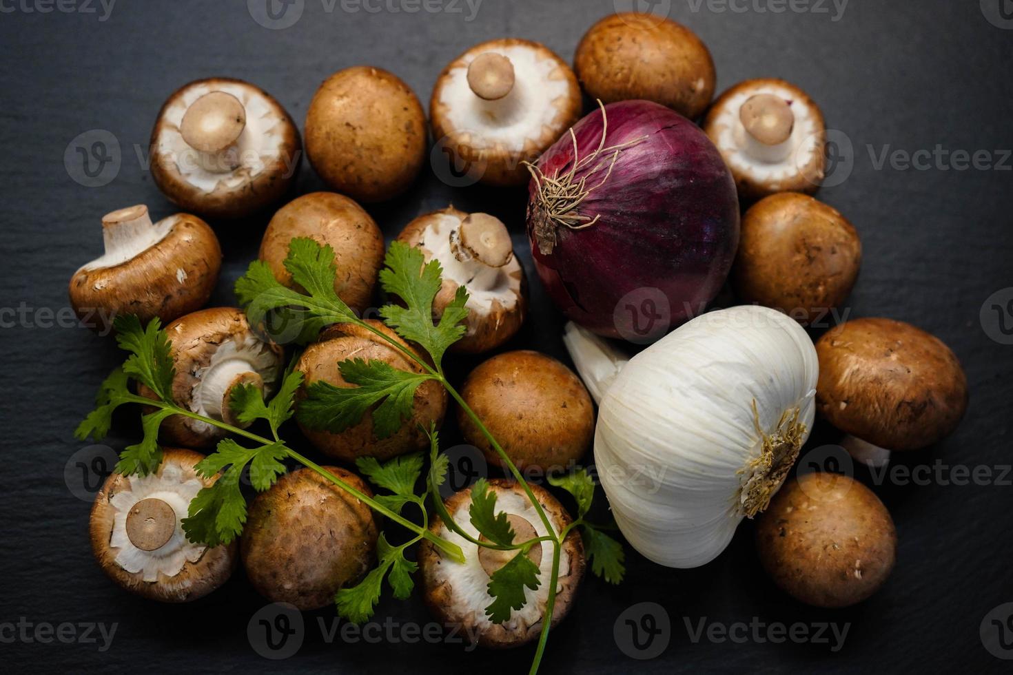 rauwe verse bruine champignons foto