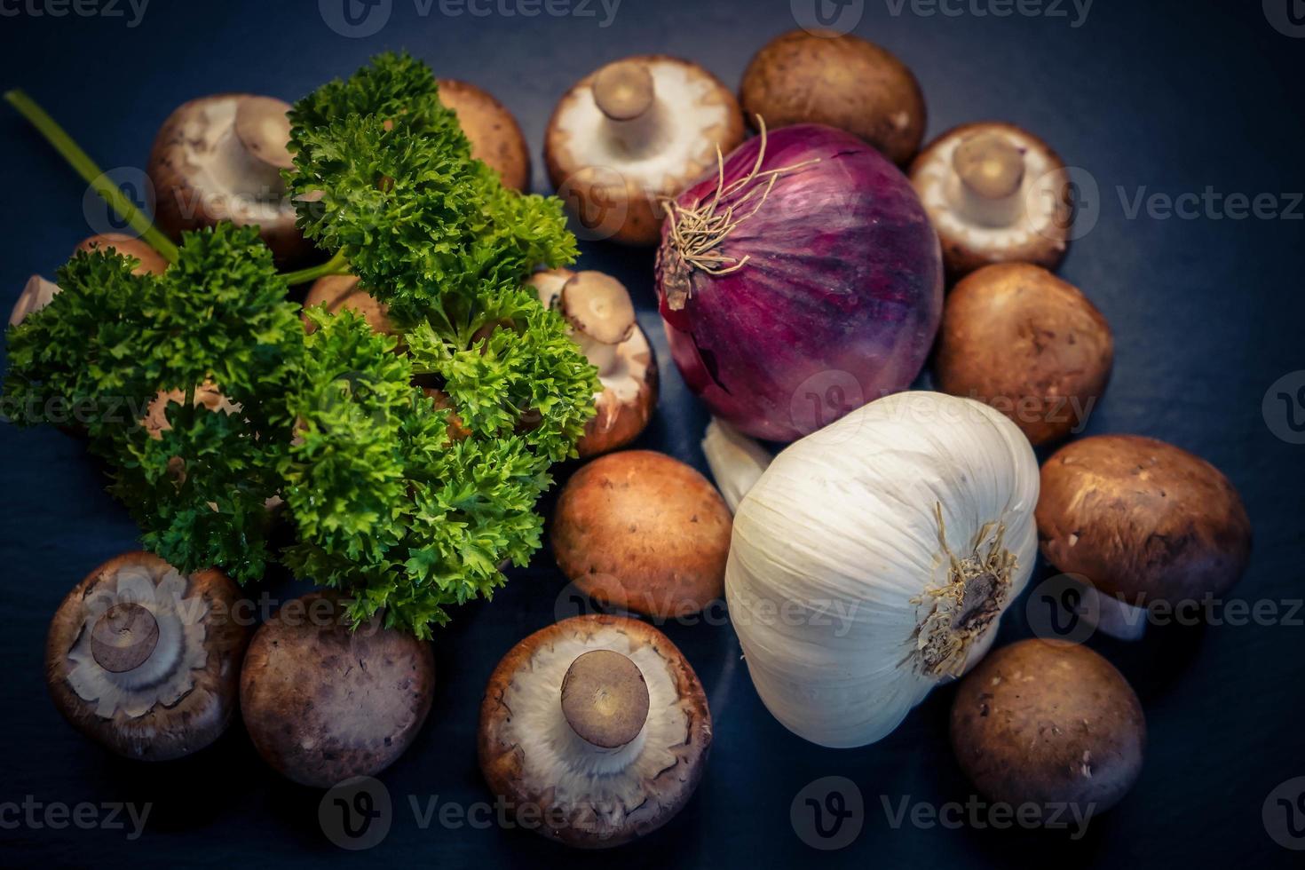 rauwe verse bruine champignons foto