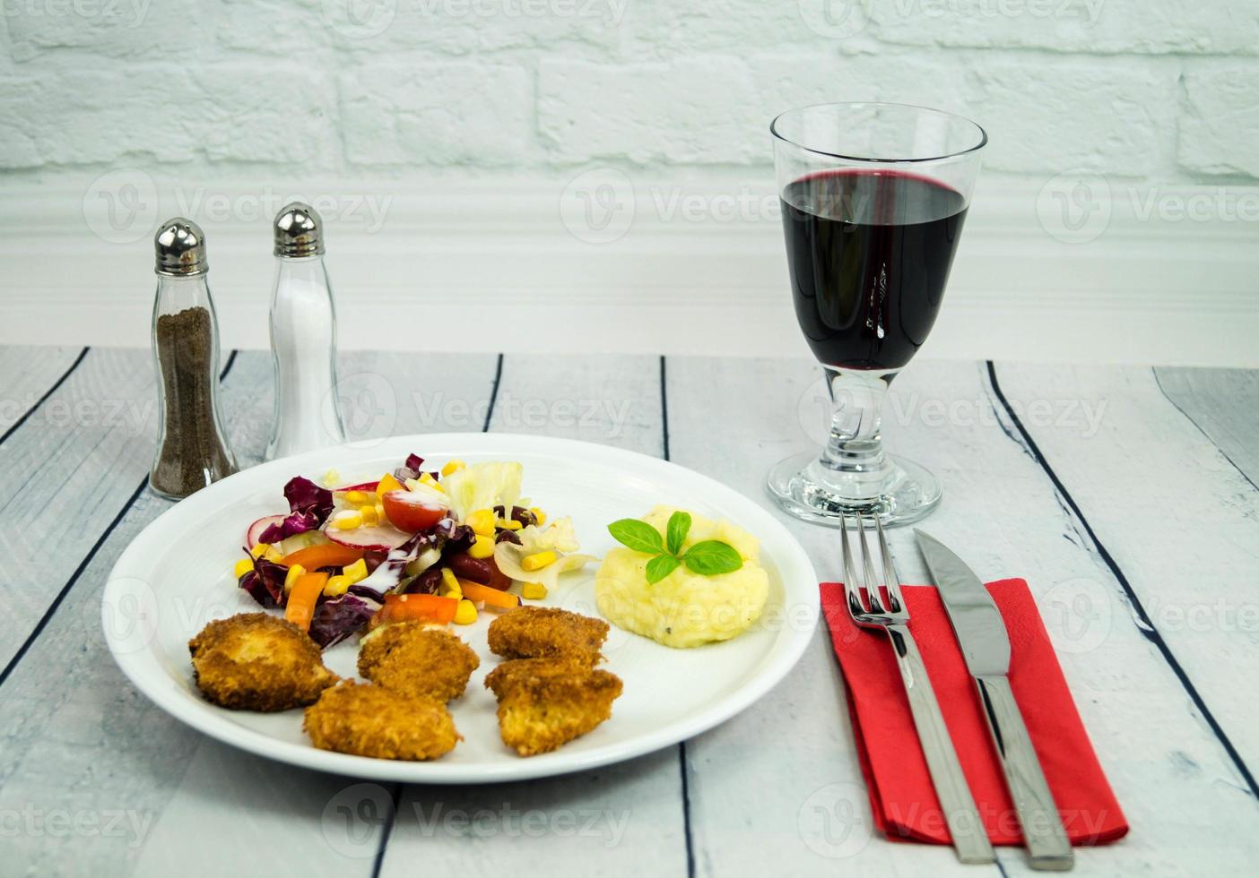 goudgebakken kipnuggets met salade foto