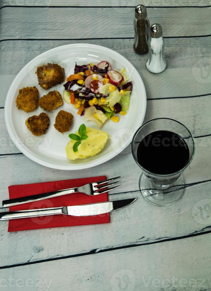 goudgebakken kipnuggets met salade foto