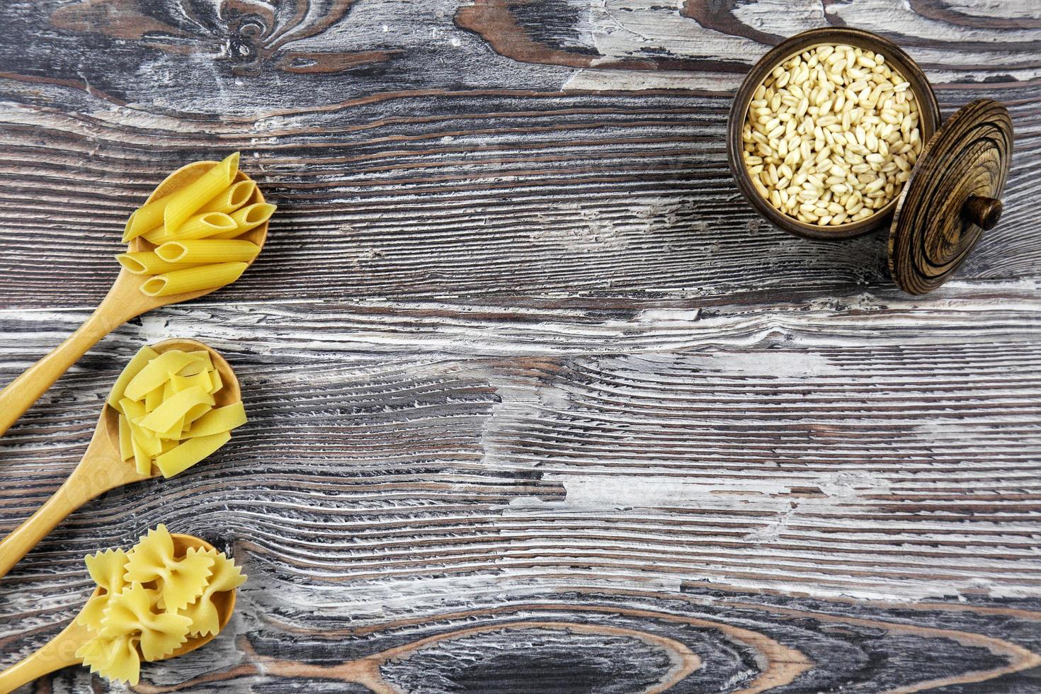 italiaanse macaroni pasta ongekookt rauw voedsel foto