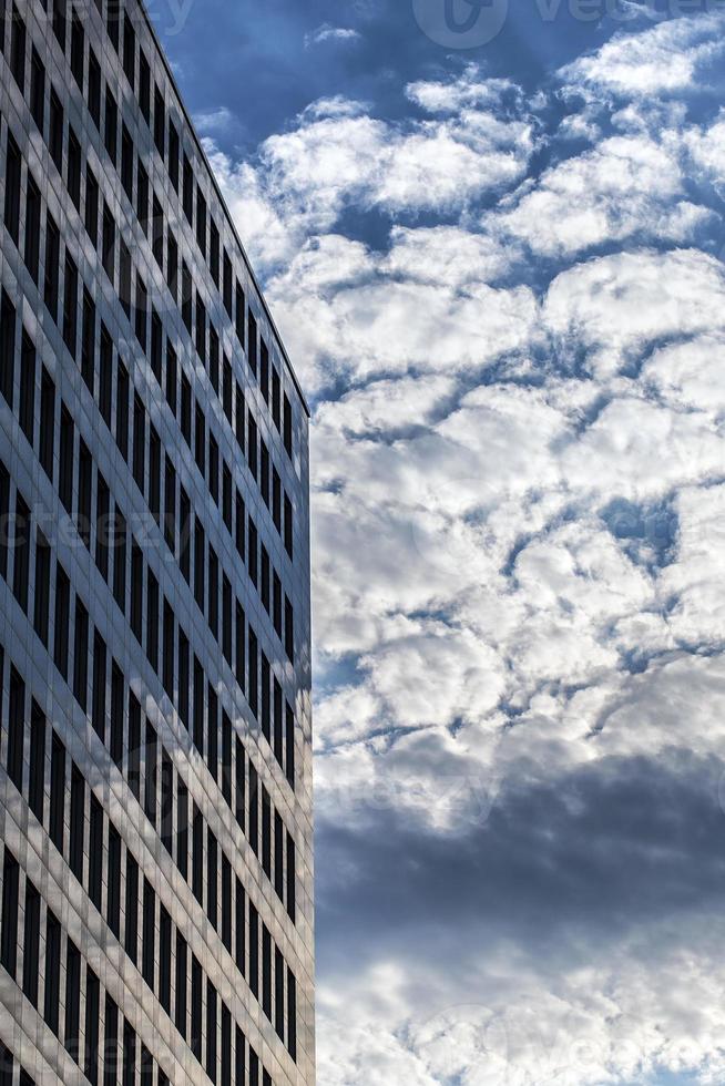 enorm bedrijfstorengebouw foto