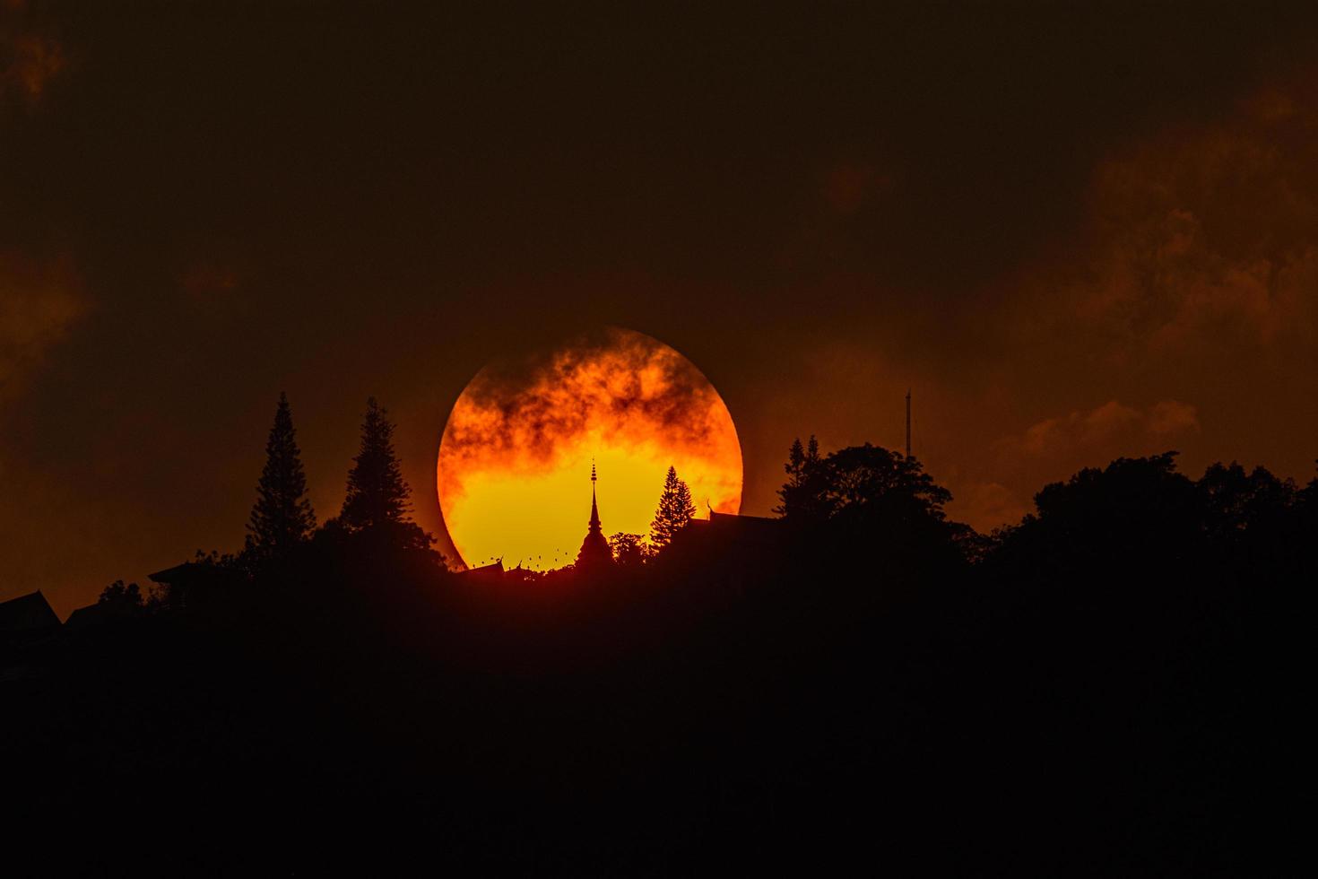 prachtige zonsondergang met wolken boven de phra that doi suthep-tempel foto