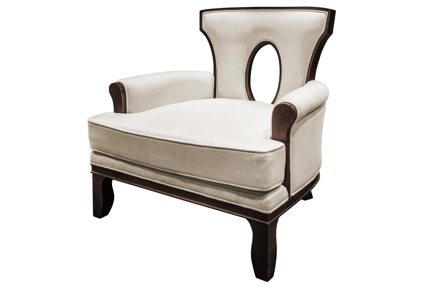 luxe houten stoel met stoffen kussen geïsoleerd foto