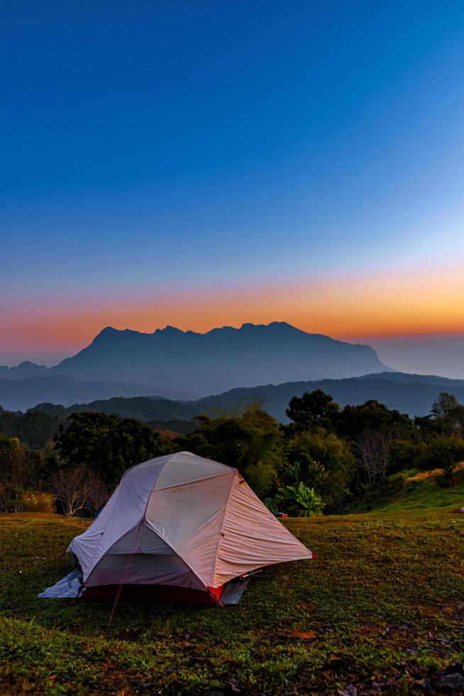 toeristentent op de heuvel bij san pa kia in chiang mai, thailand foto