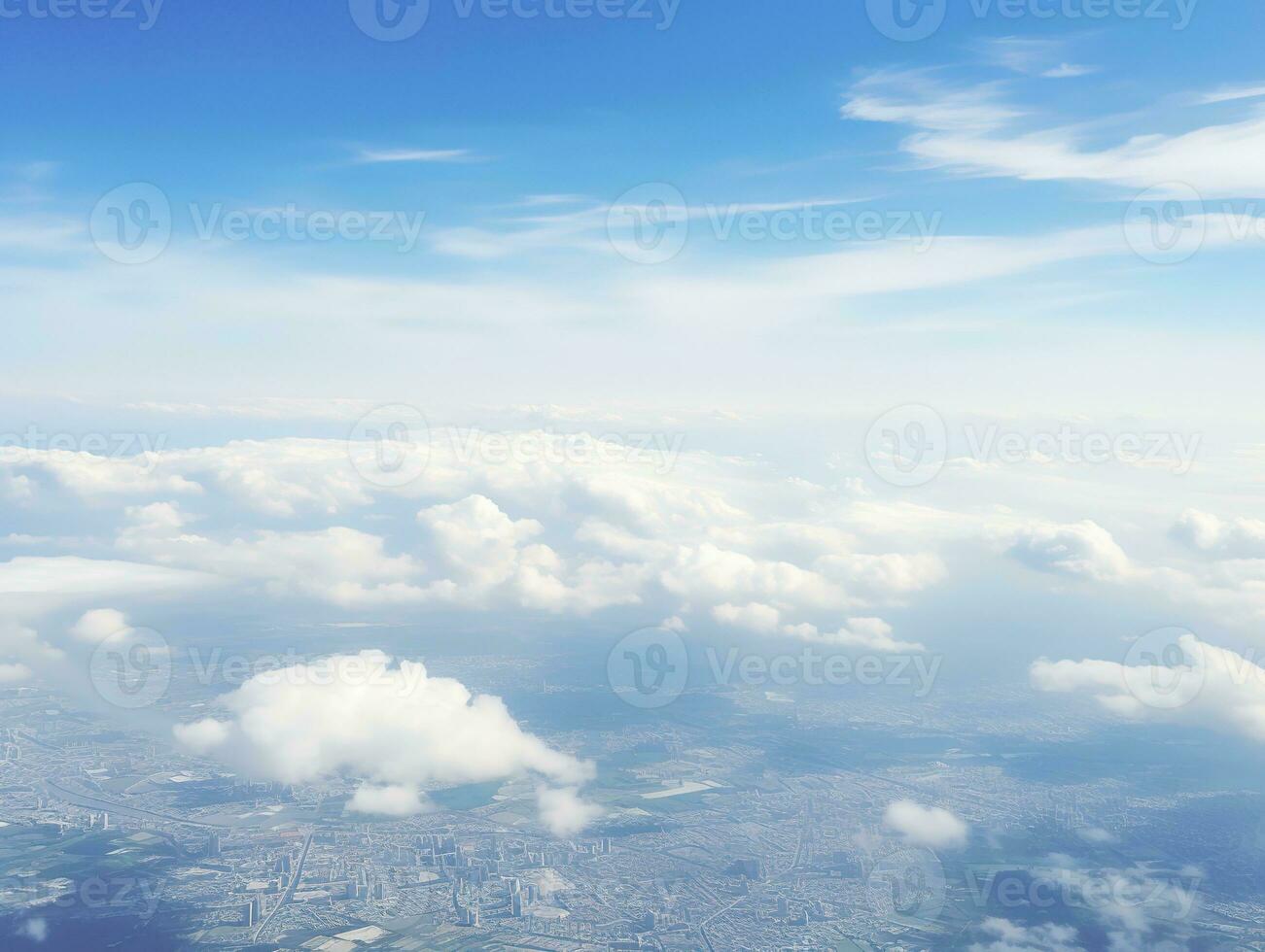 panoramisch visie van velden en wolken van een vliegtuig venster. de lucht is een helder blauw met pluizig wit wolken. generatief ai foto