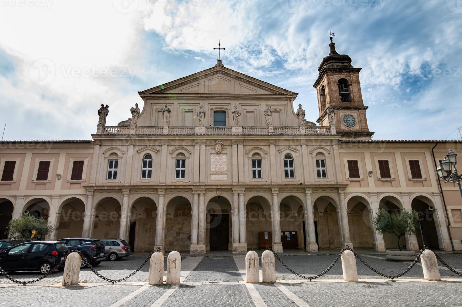 terni-kathedraal in het historische stadscentrum en zijn sculpturen foto