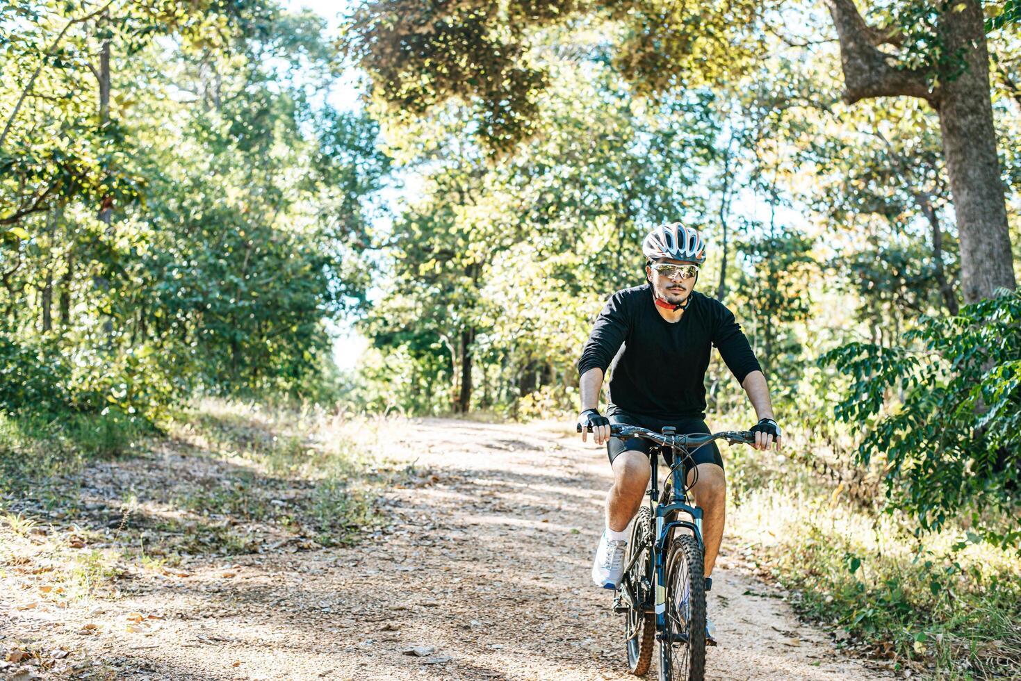 de man die fietst op een bergpad foto