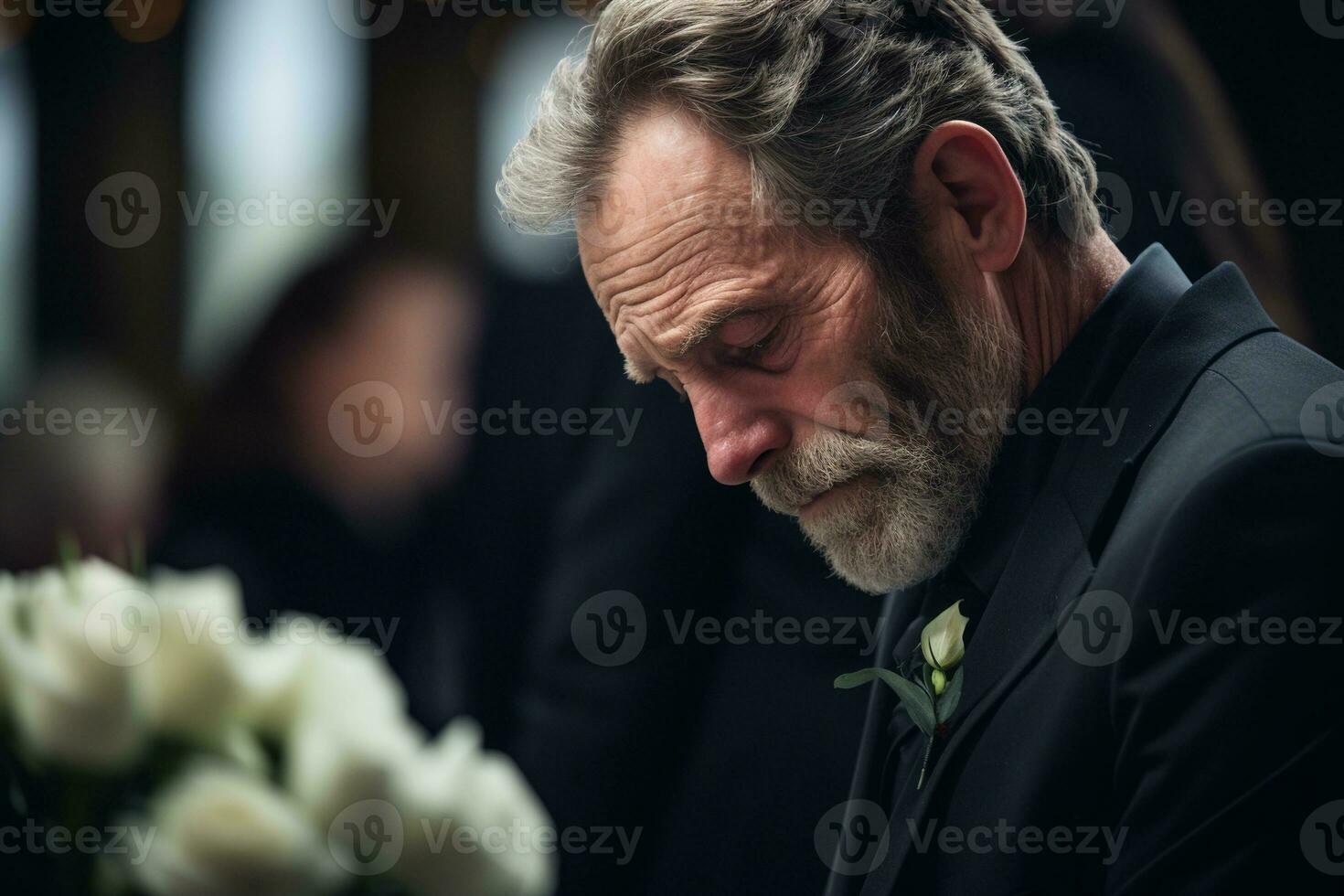 detailopname schot van een senior Mens in voorkant van een begrafenis boeket ai gegenereerd foto