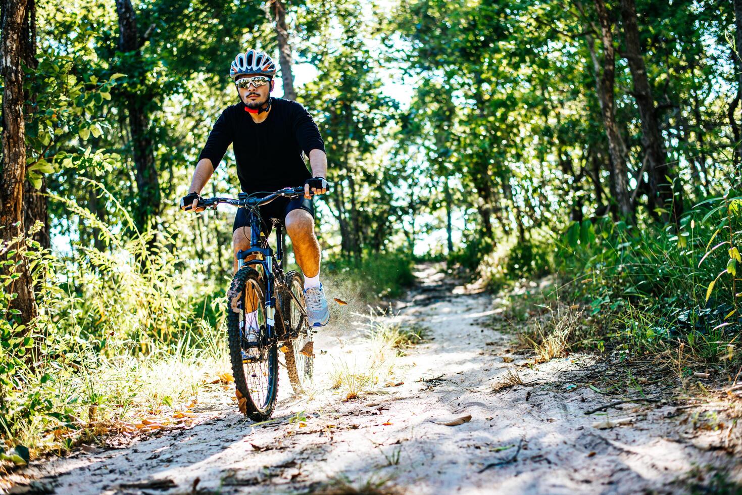 de man die fietst op een bergpad foto