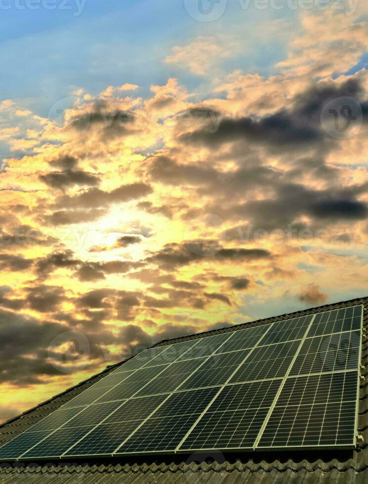 zonnepanelen die schone energie produceren op een dak van een woonhuis foto