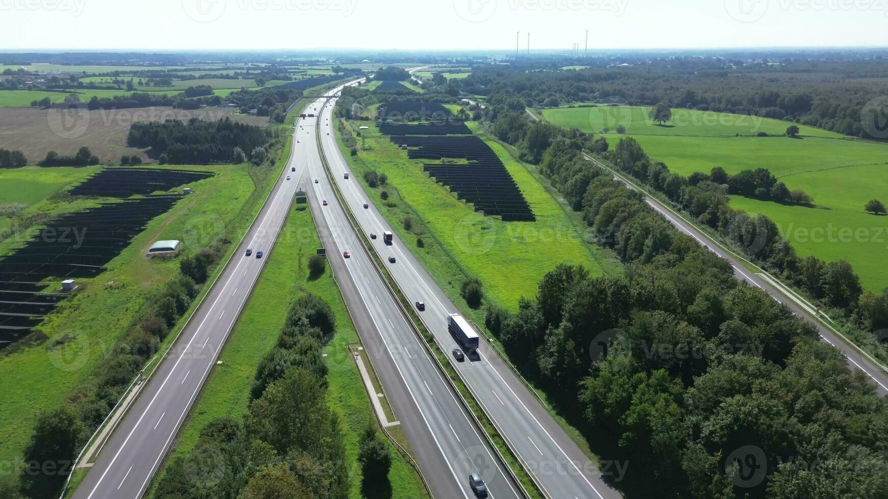antenne visie Aan de a7 snelweg in noordelijk Duitsland tussen velden en weiden. foto