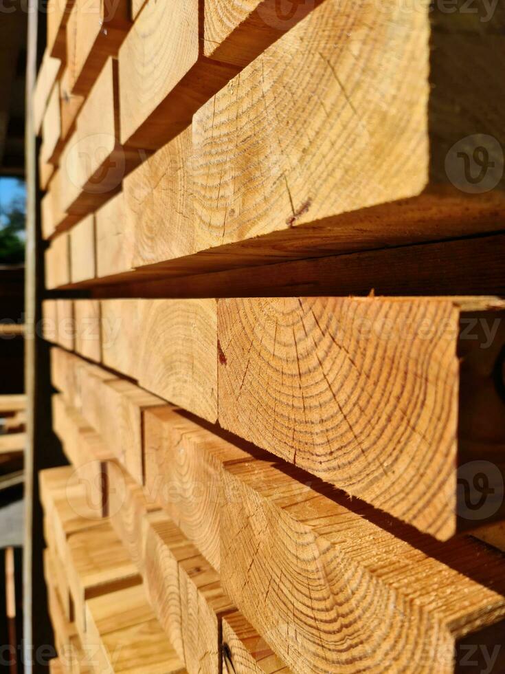 een groot stapel van hout Aan uitverkoop in een groothandel winkel. foto