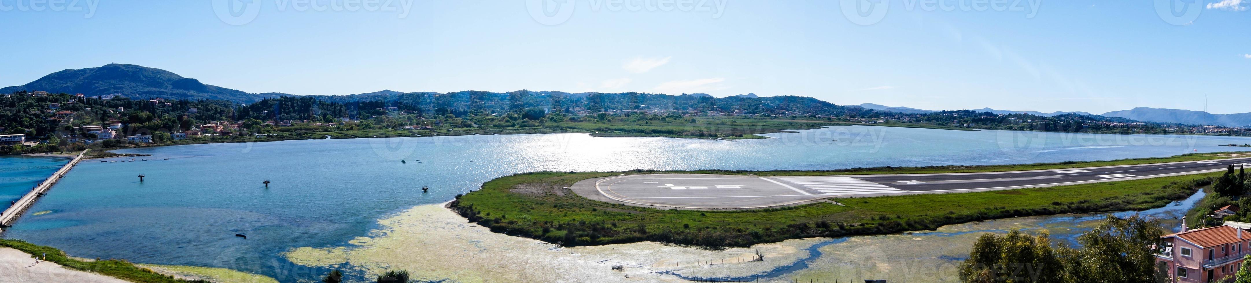 landschap van de luchthaven van corfu-stad foto