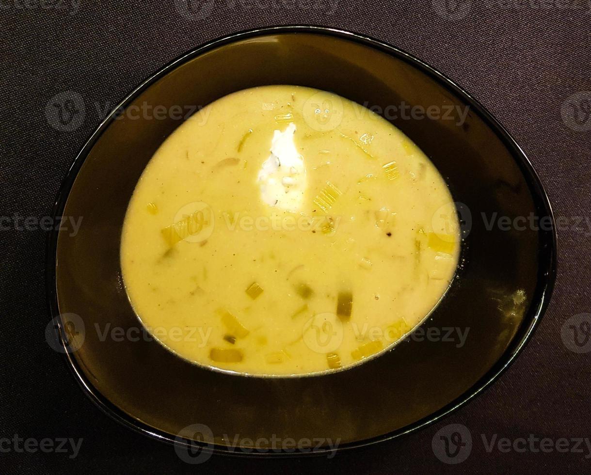 pittige currysoep met brood foto