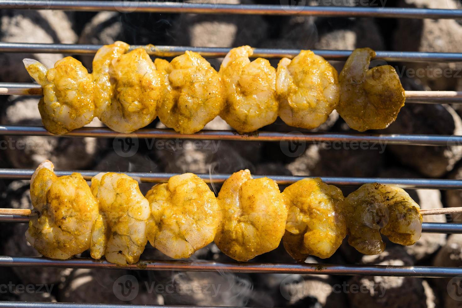 gegrilde witte tijgergarnalen met spekaardappelsalade foto