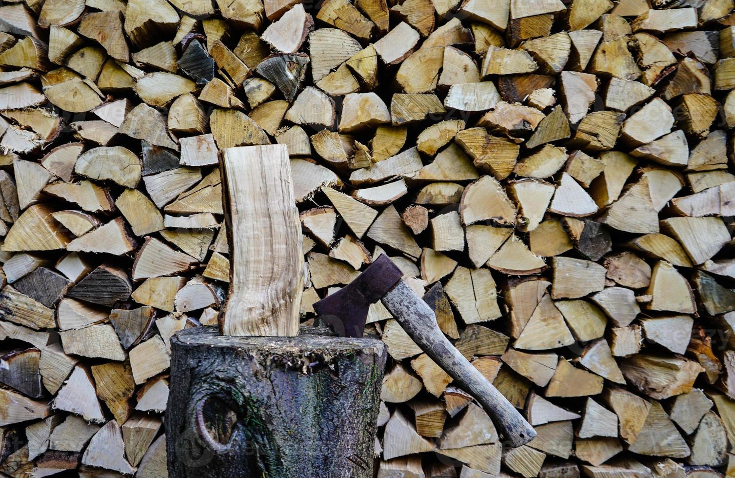 een stapel brandhout foto