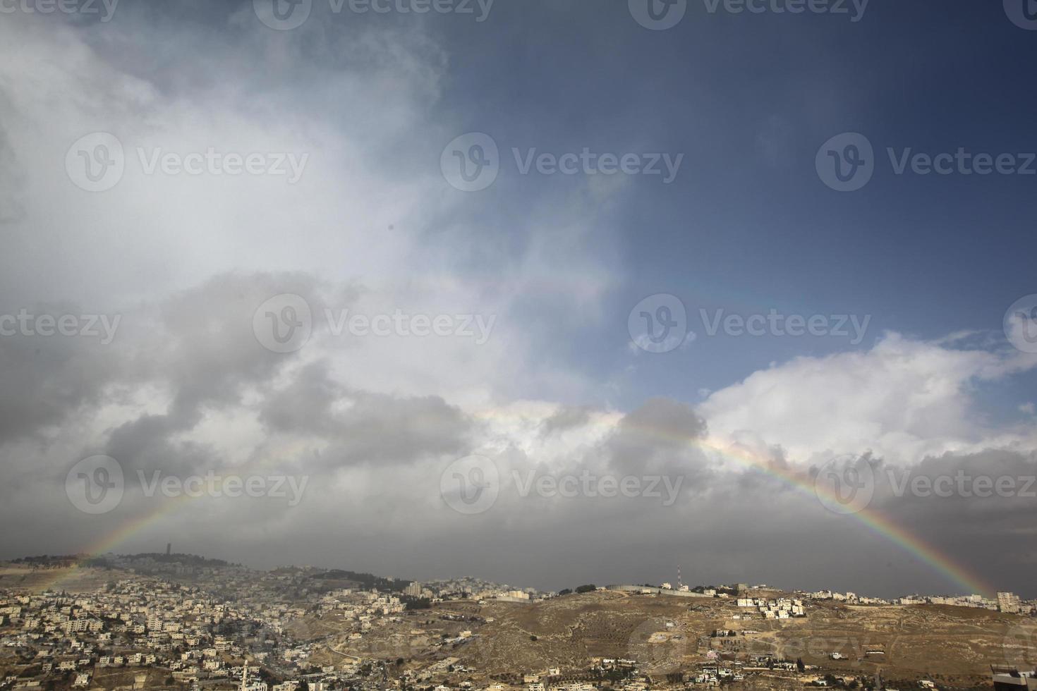 regenboog op een uitzicht op de oude stad jeruzalem foto