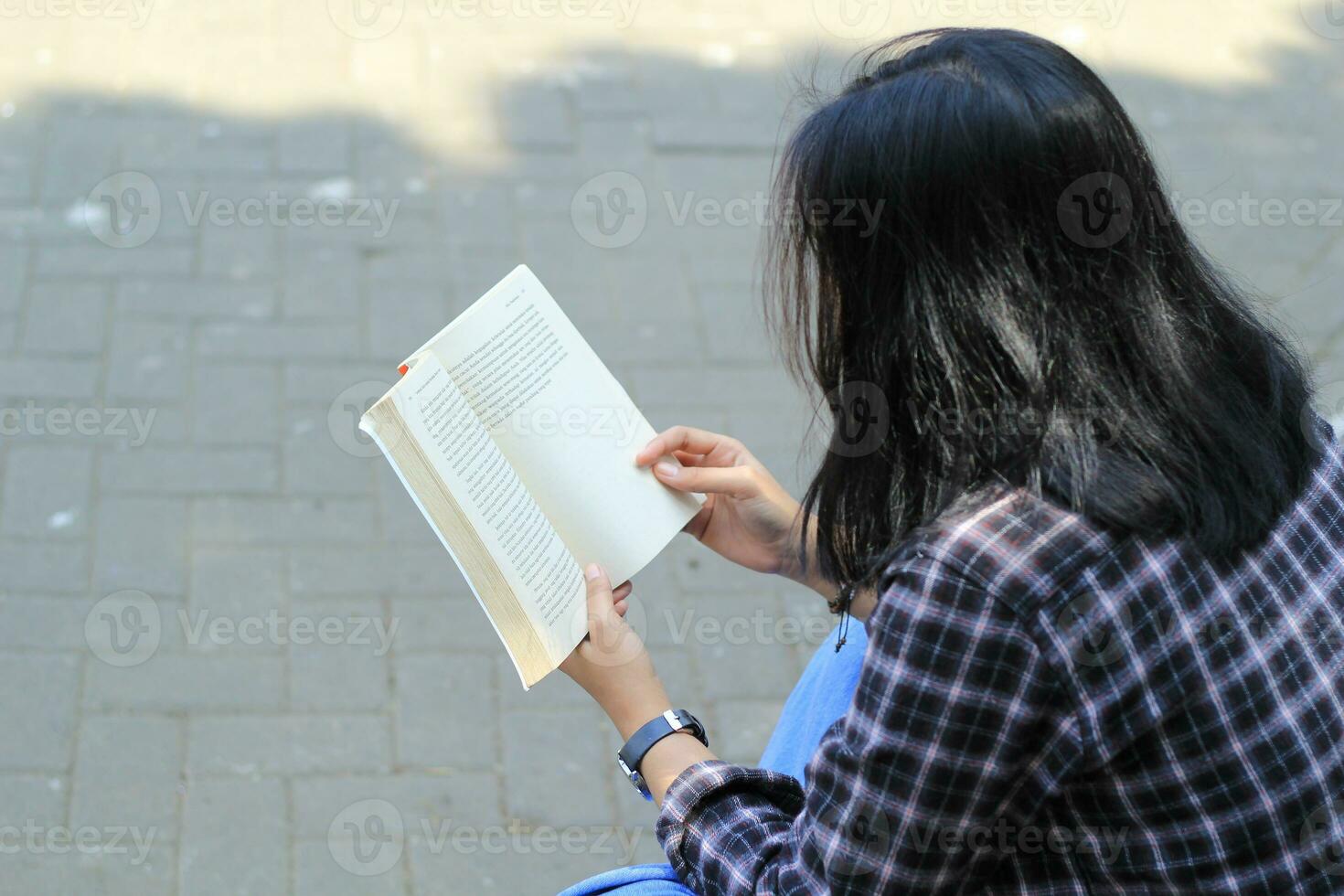 gelukkig bedachtzaam jong Aziatisch vrouw college leerling lezing een boek in de park, onderwijs concept foto