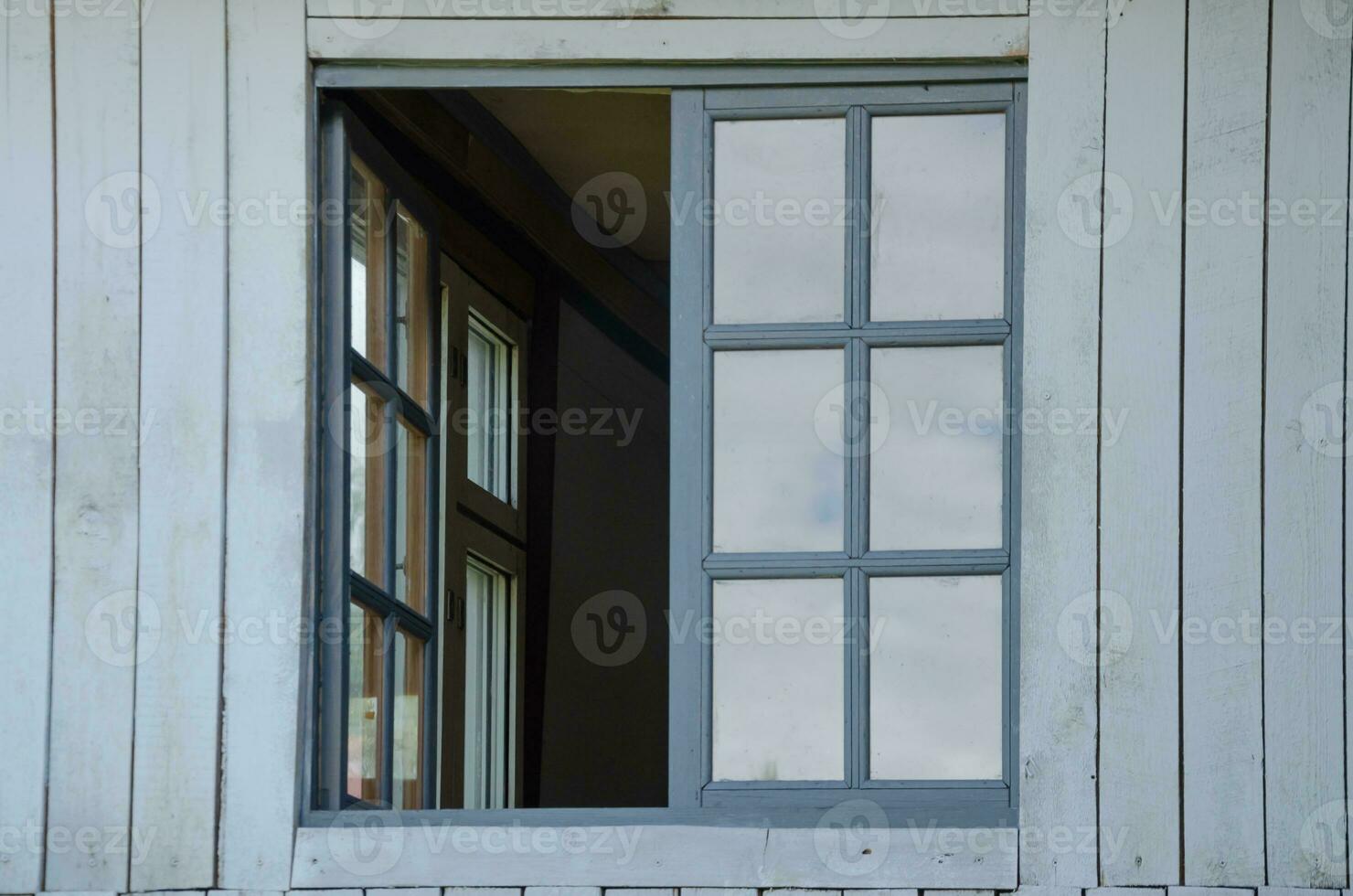 een Open venster in een houten huis. foto