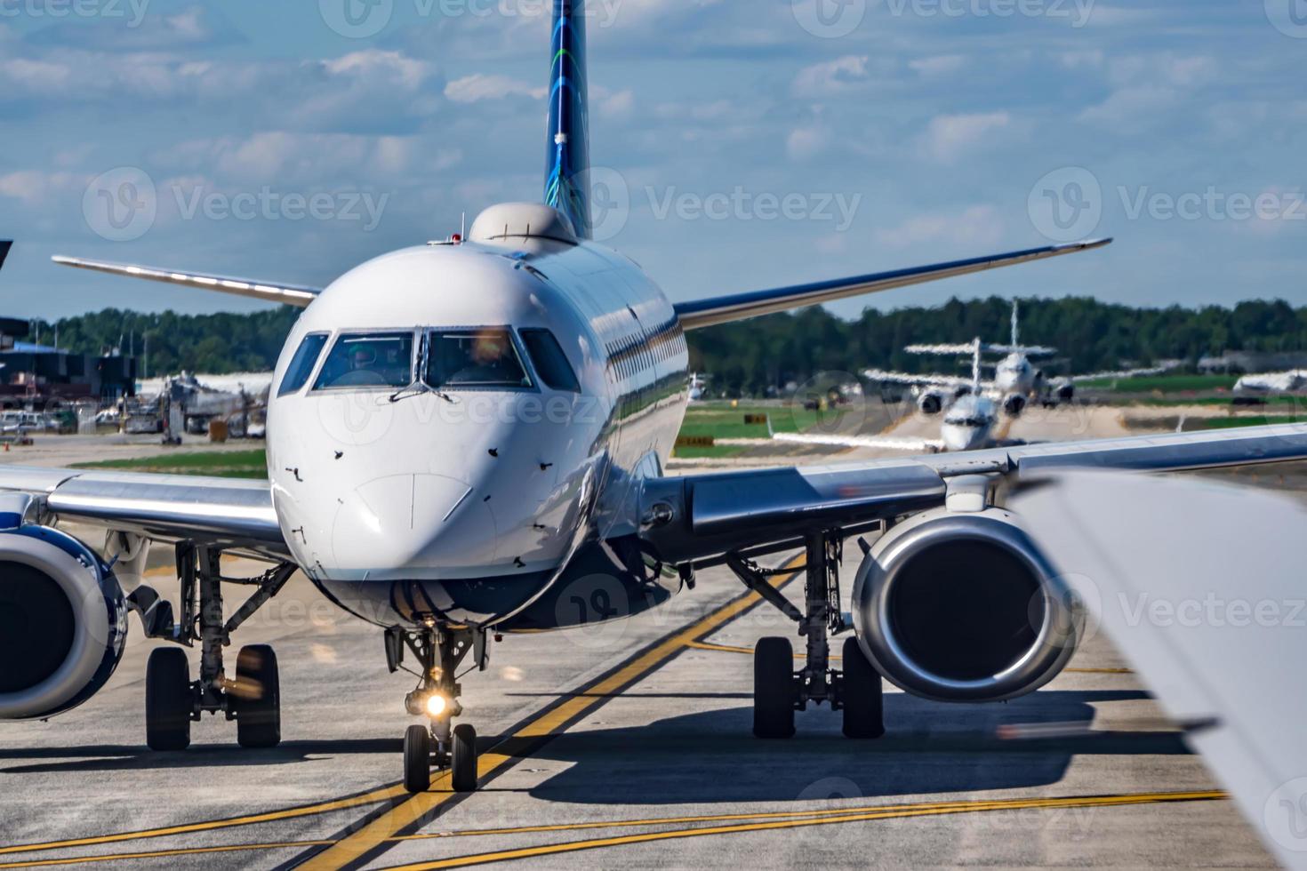 druk asfaltverkeer op de luchthaven voordat vliegtuigen opstijgen foto