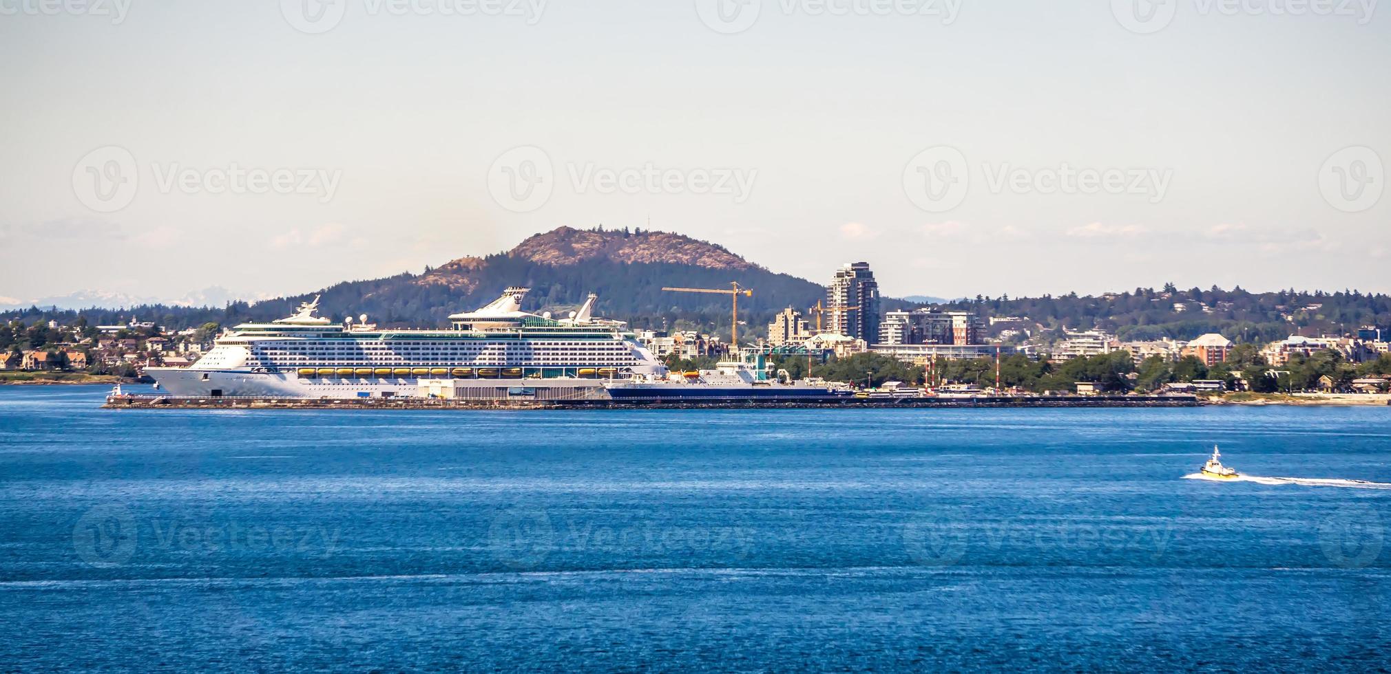 uitzicht vanaf ogden point cruiseschipterminal in victoria bc.canada foto