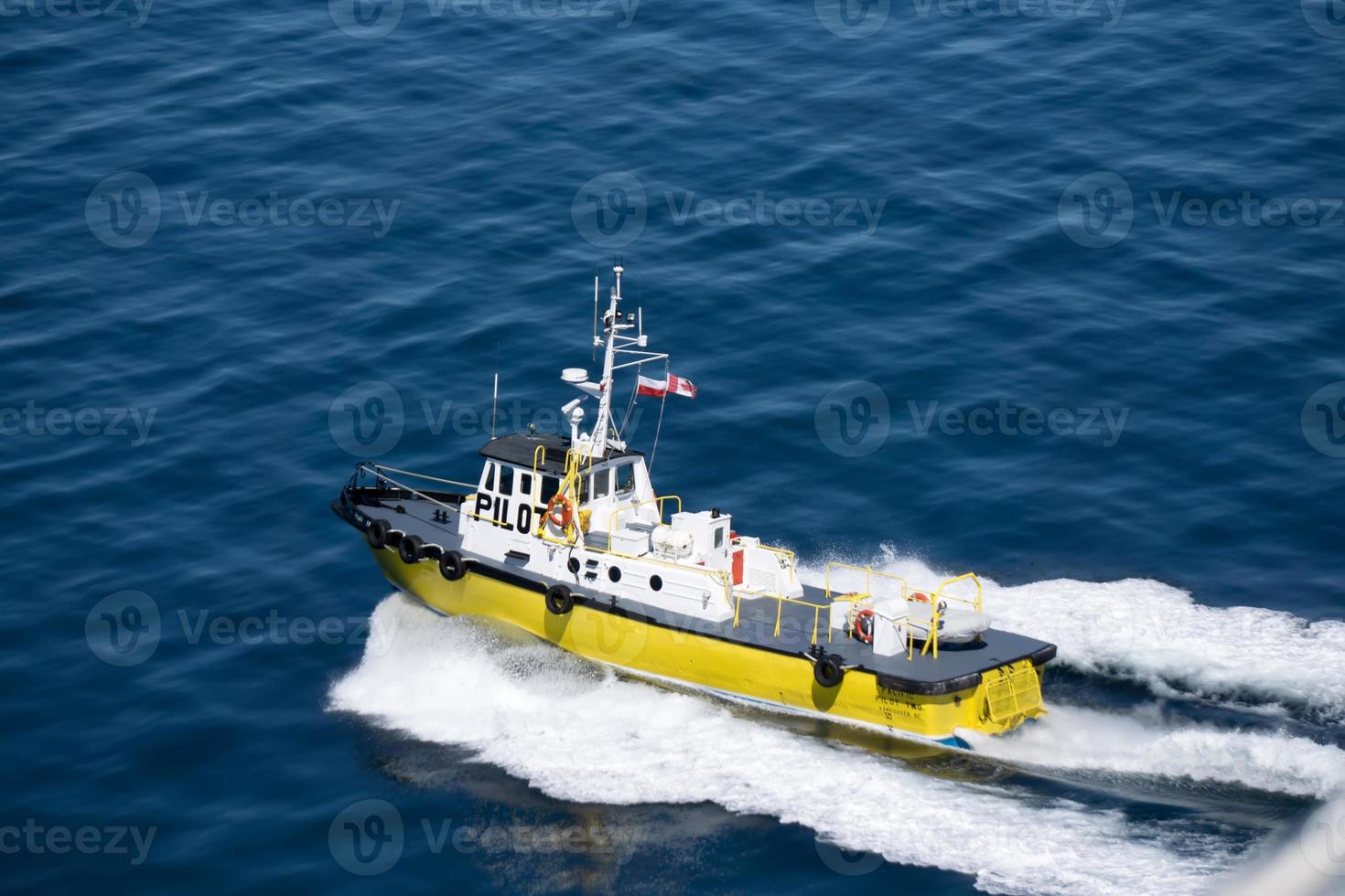 loodsboot die groot schip door de wateren leidt foto