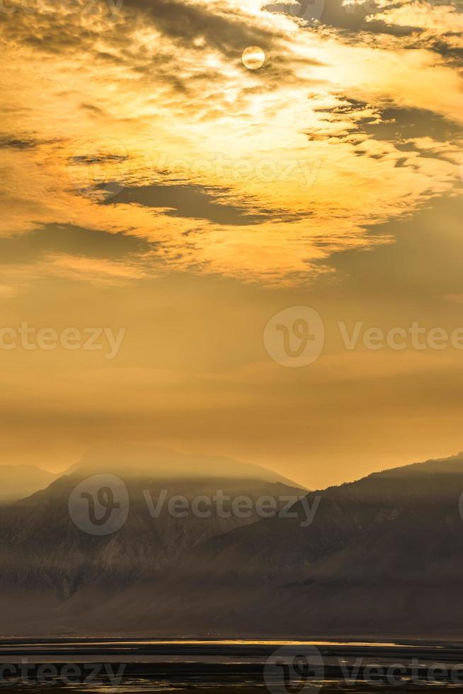 surrealistisch owens-meer bij zonsondergang in californië usa foto