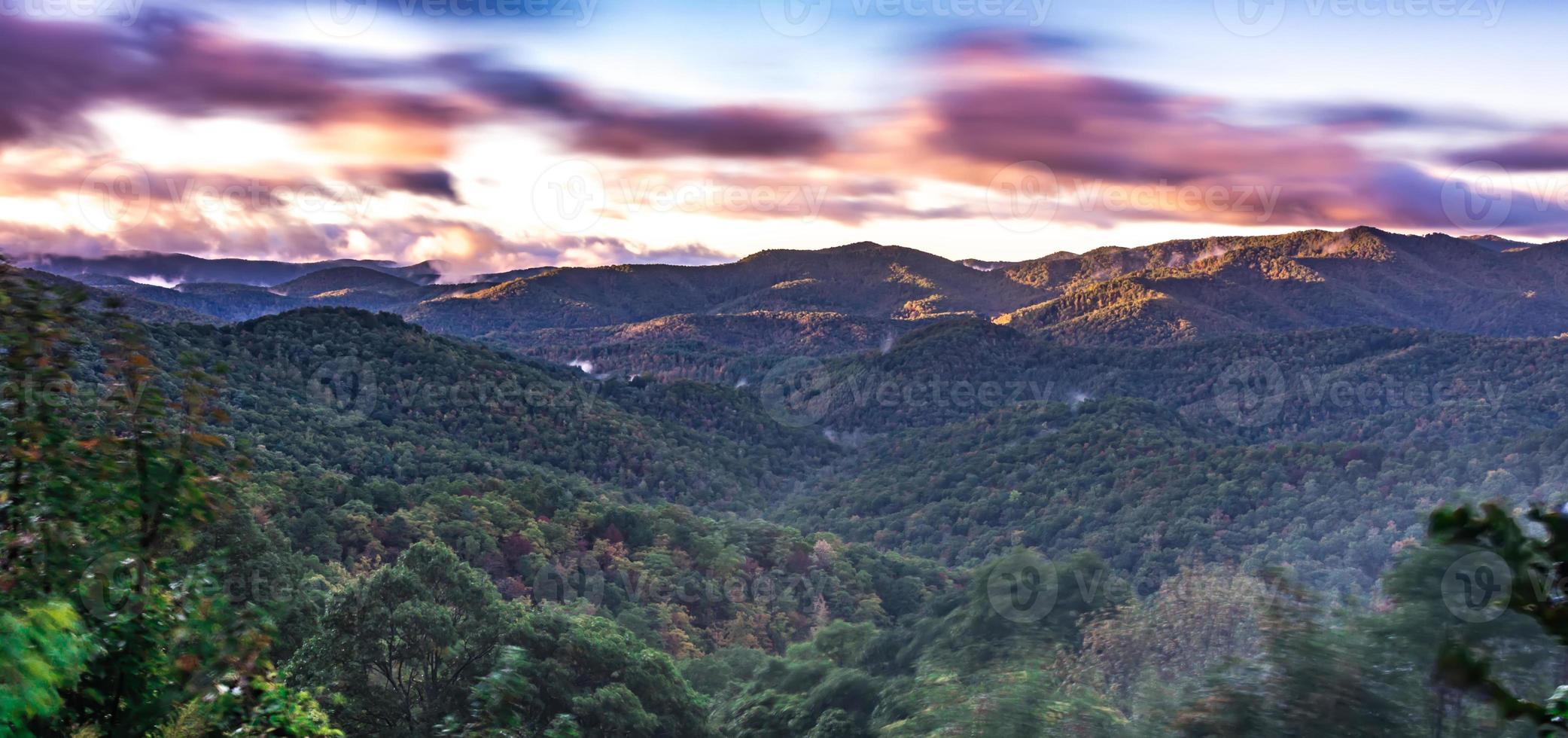 vroege ochtend herfst mistige foto bij Blue Ridge Parkway North Carolina