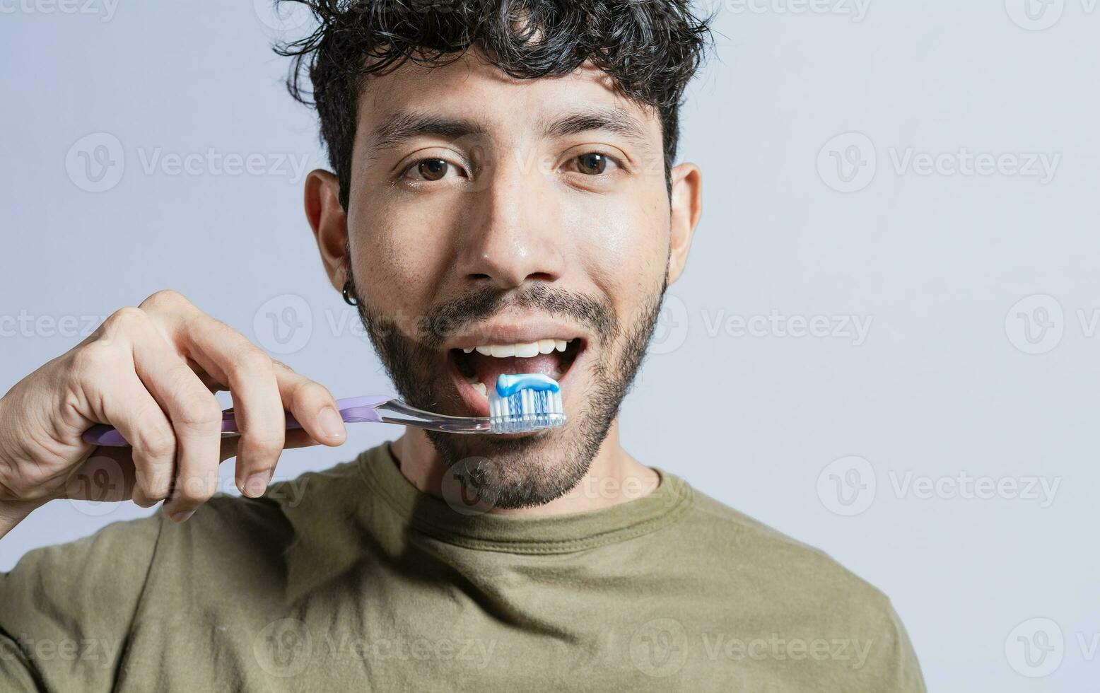 dichtbij omhoog van Mens poetsen zijn tanden geïsoleerd, gezicht van knap Mens poetsen zijn tanden. tand poetsen en zorg concept. gezicht van vent poetsen tanden geïsoleerd. mondeling en tandheelkundig glimlach concept foto
