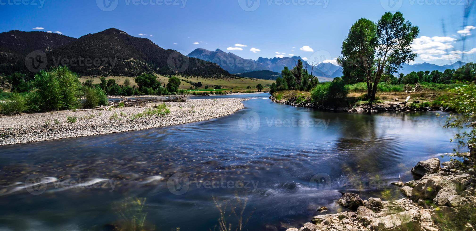 Yellowstone River bij zonsopgang in de buurt van Yellowstone Park foto