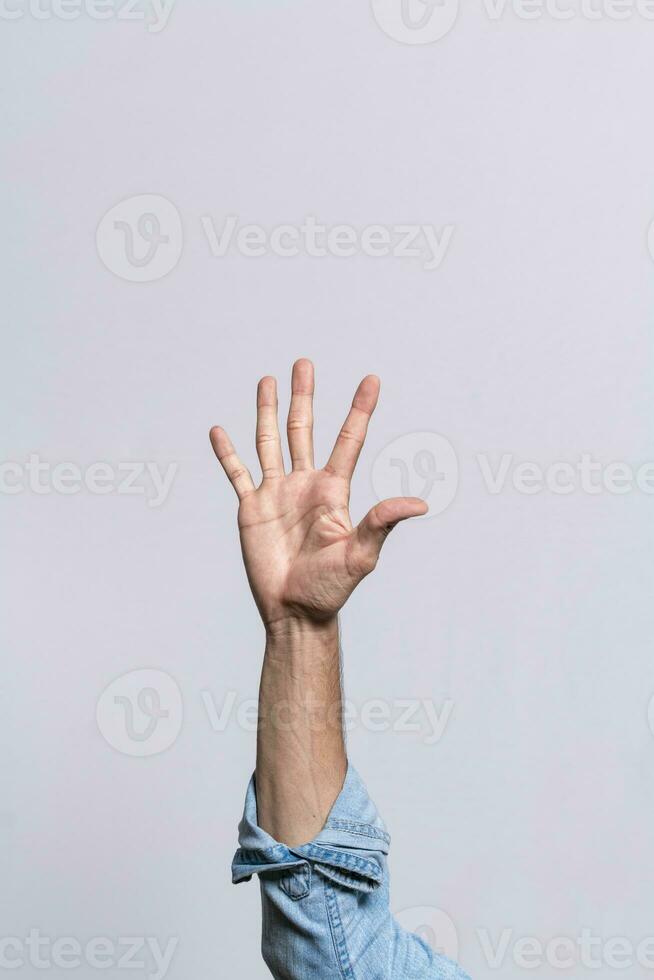 hand- tellen aantal vijf, Mens hand- tonen aantal vijf, vent vinger tellen aantal vijf Aan geïsoleerd achtergrond foto