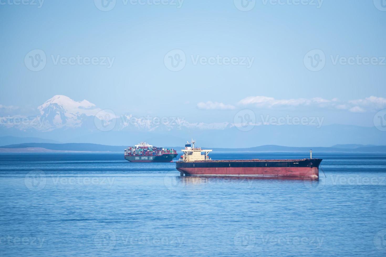 vrachtolietankerschip in de oceaan foto
