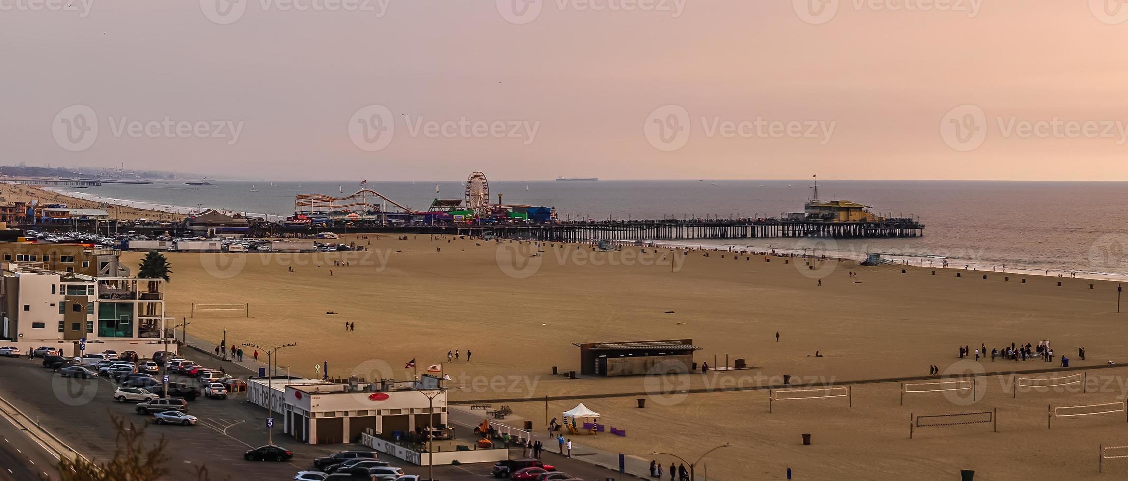 Santa Monica Pier aan de Pacifische kust bij zonsondergang coast foto