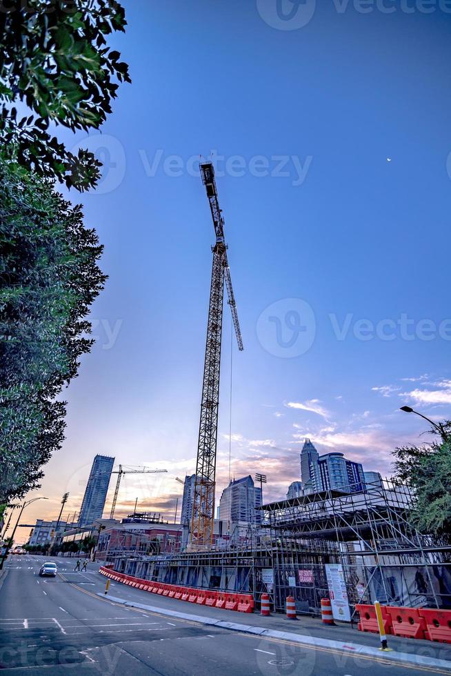 hoogbouw in een grote stad vroeg in de ochtend foto