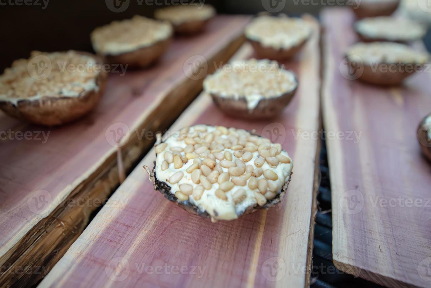 portobello-champignons grillen op cederhouten plank foto