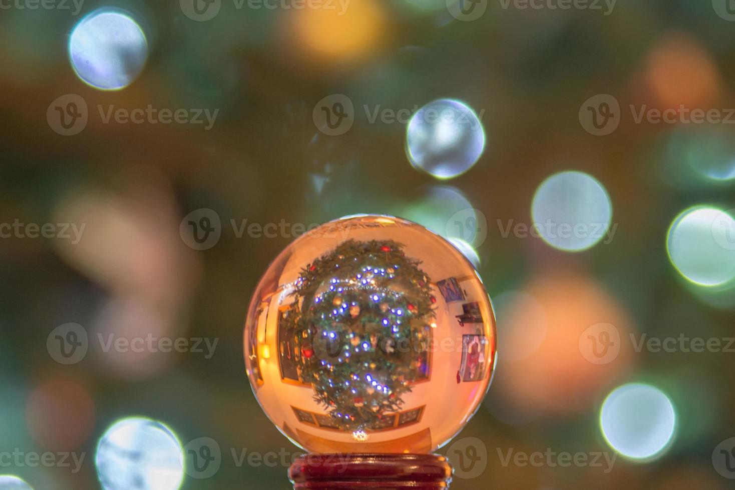 kristallen bol bol met kerstboom ondersteboven foto