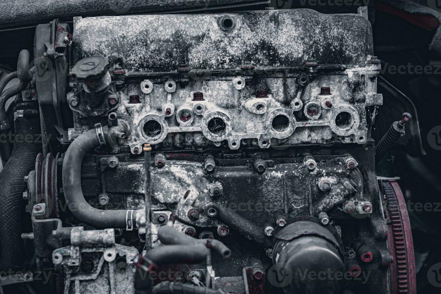 oud ontmanteld diesel motor in garage, west sussex, uk foto