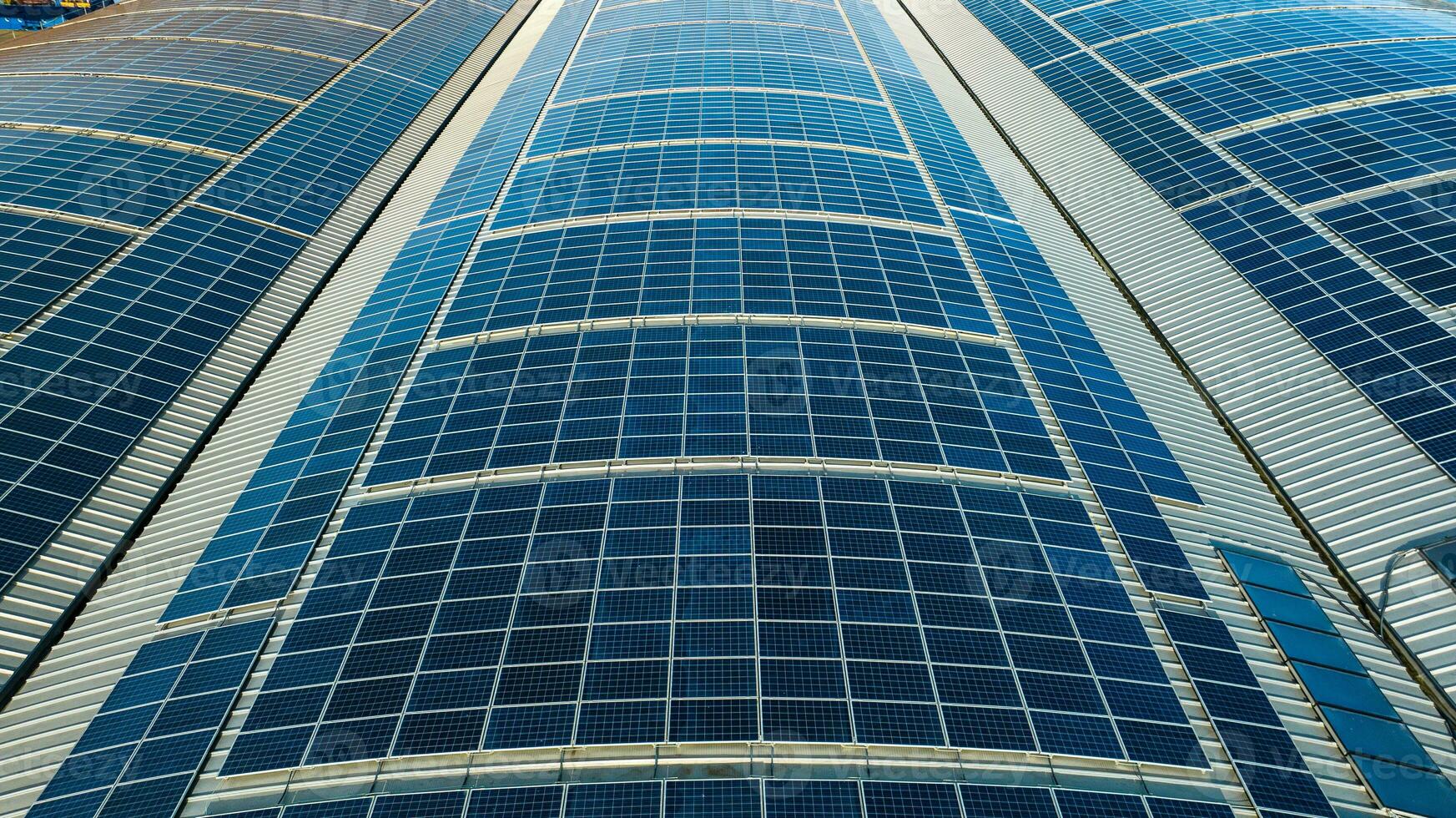 groot zonne- panelen Aan daken van industrieel eenheden en magazijnen foto